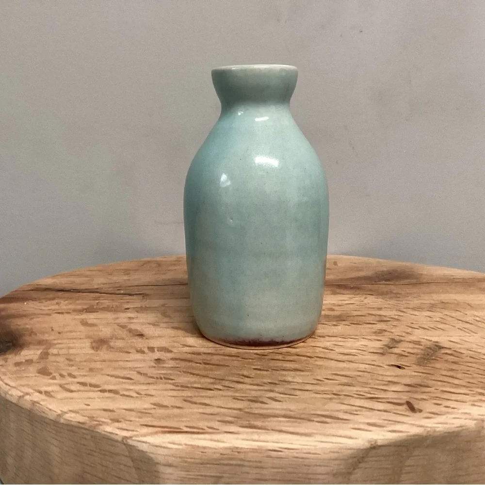 🟢 Beautiful Ceramic / Stoneware Crafted Old Fashion Milk Bottle Look Decor Vase - Picture 9 of 13